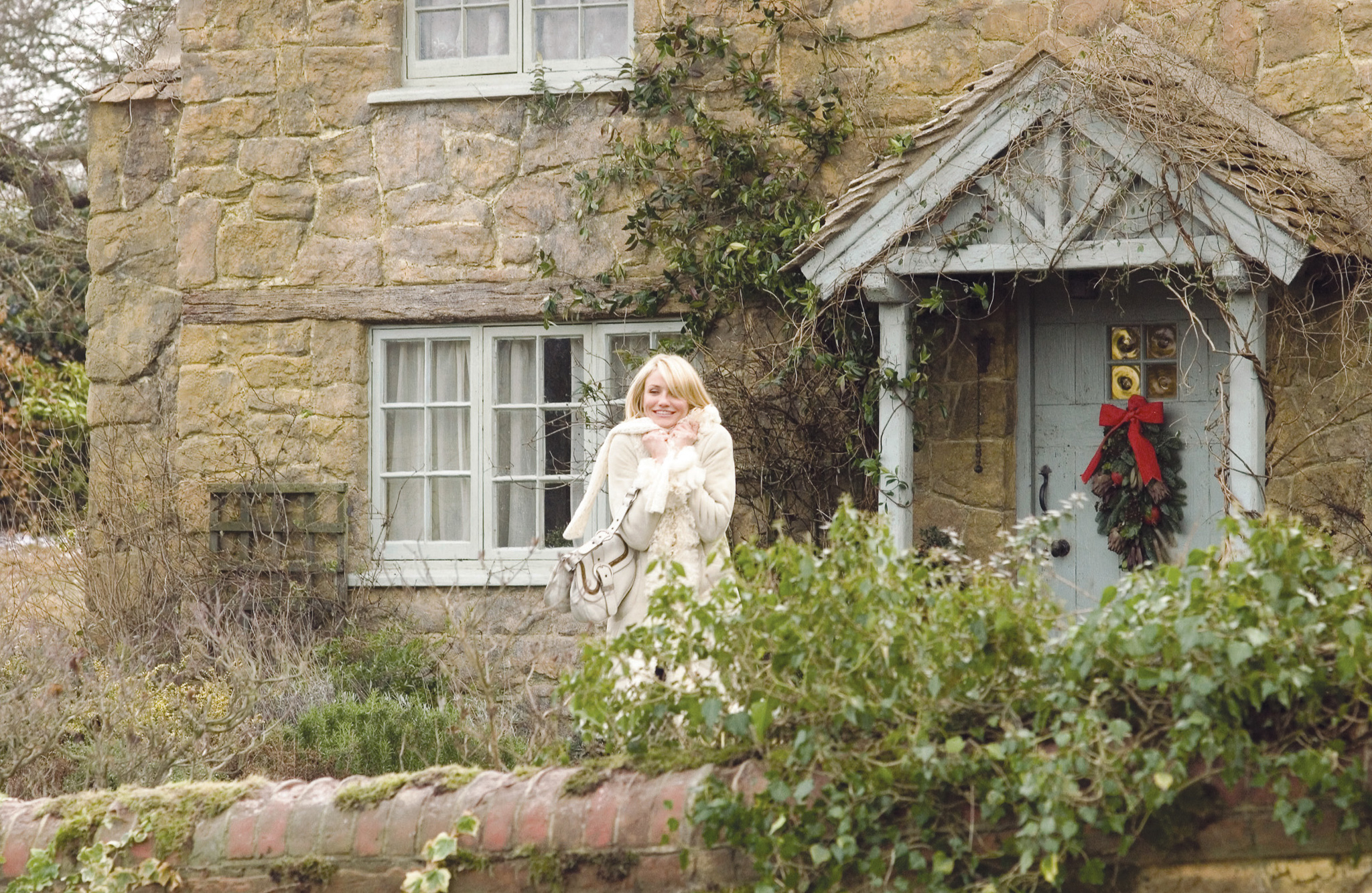 Cameron Diaz as Amanda Woods, standing outside Rosehill Cottage